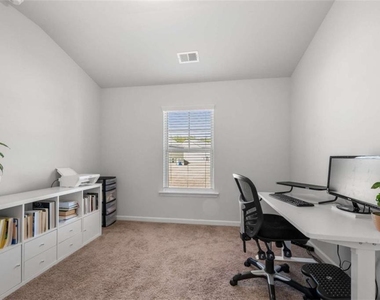 925 Lakehaven Lane - Photo Thumbnail 19