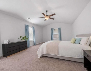 925 Lakehaven Lane - Photo Thumbnail 13