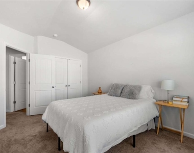 925 Lakehaven Lane - Photo Thumbnail 16