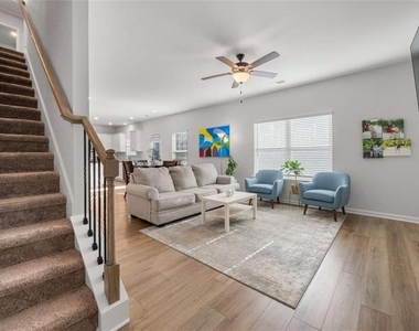 925 Lakehaven Lane - Photo Thumbnail 10