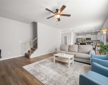 925 Lakehaven Lane - Photo Thumbnail 9