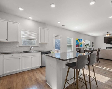 925 Lakehaven Lane - Photo Thumbnail 4