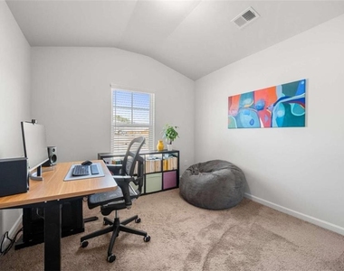 925 Lakehaven Lane - Photo Thumbnail 20