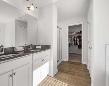 925 Lakehaven Lane - Photo Thumbnail 14