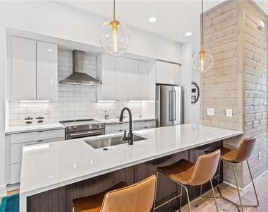 2424 Memorial Drive Se - Photo Thumbnail 7