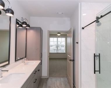 2250 Oak Road - Photo Thumbnail 13