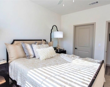 2250 Oak Road - Photo Thumbnail 10