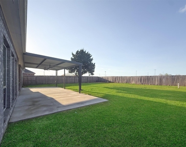 1524 N Blue Bonnet Lane - Photo Thumbnail 6
