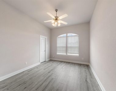 1524 N Blue Bonnet Lane - Photo Thumbnail 32