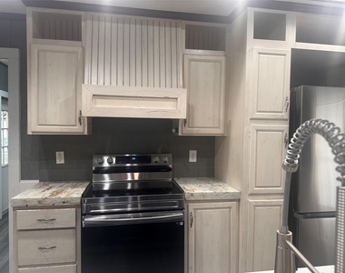 14525 Oak Hill Lane - Photo Thumbnail 8