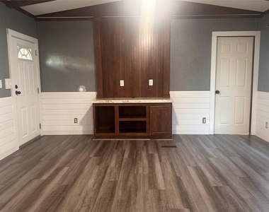 14525 Oak Hill Lane - Photo Thumbnail 5