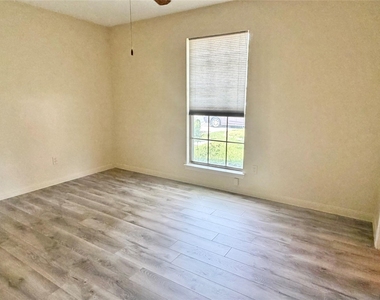 17407 Chamberlain Drive - Photo Thumbnail 9