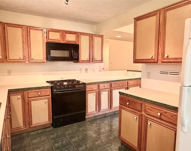 17407 Chamberlain Drive - Photo Thumbnail 3