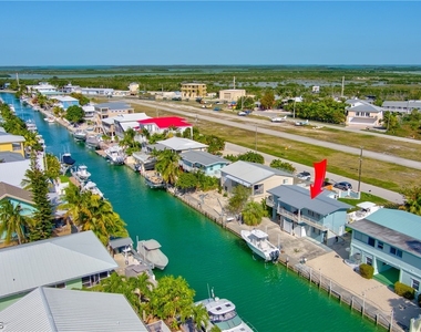280 Airport Drive S - Photo Thumbnail 2