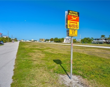 280 Airport Drive S - Photo Thumbnail 15