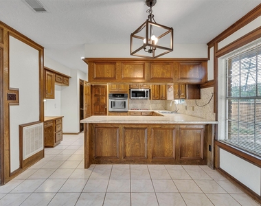 8 Shadowood Street - Photo Thumbnail 10