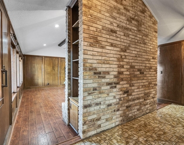 8 Shadowood Street - Photo Thumbnail 5