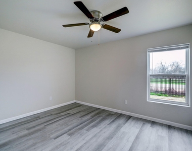 155 Plez Morgan Drive - Photo Thumbnail 10