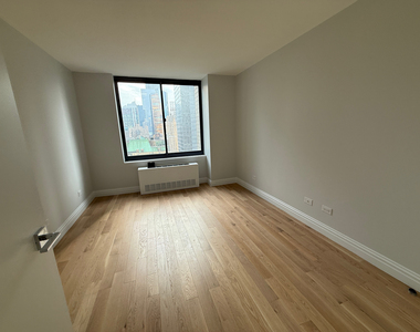 West 48th Street - Photo Thumbnail 3