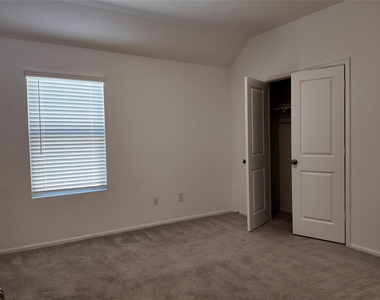 7518 Angels Landing Ln - Photo Thumbnail 14