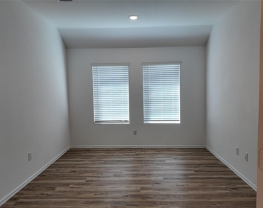 7518 Angels Landing Ln - Photo Thumbnail 10