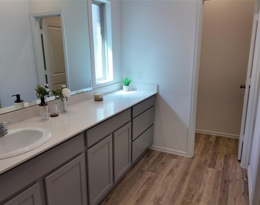 7518 Angels Landing Ln - Photo Thumbnail 18