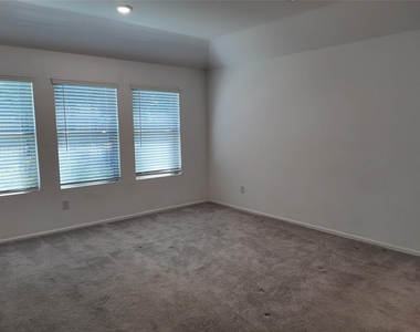 7518 Angels Landing Ln - Photo Thumbnail 16