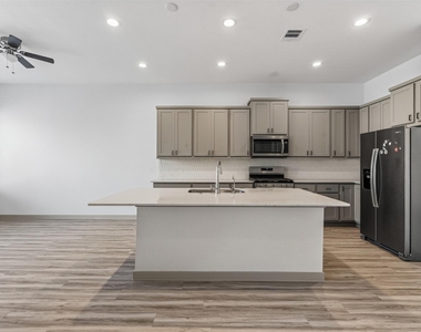 818 Kingwood Drive - Photo Thumbnail 15
