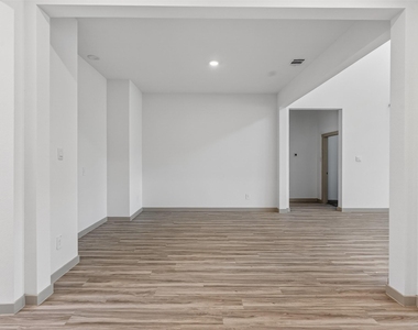818 Kingwood Drive - Photo Thumbnail 8