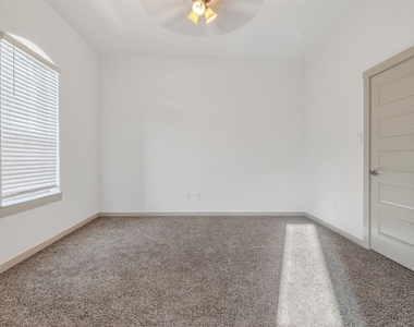 818 Kingwood Drive - Photo Thumbnail 5