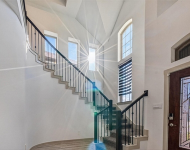818 Kingwood Drive - Photo Thumbnail 6
