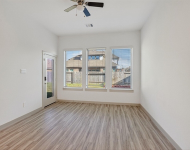 818 Kingwood Drive - Photo Thumbnail 17