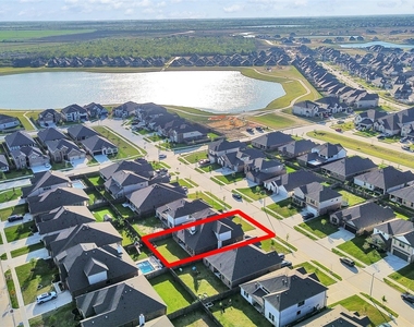 818 Kingwood Drive - Photo Thumbnail 3