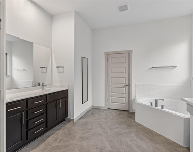 818 Kingwood Drive - Photo Thumbnail 23