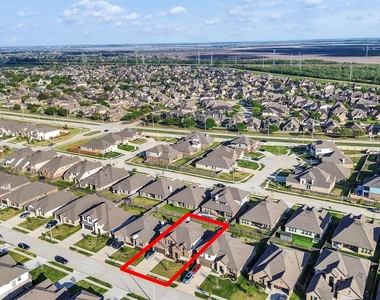 818 Kingwood Drive - Photo Thumbnail 2