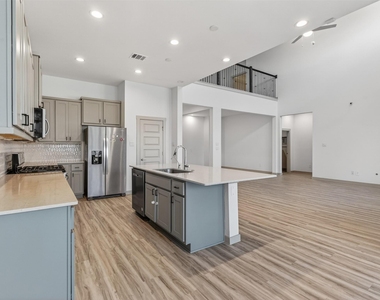 818 Kingwood Drive - Photo Thumbnail 18