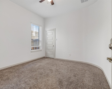818 Kingwood Drive - Photo Thumbnail 9