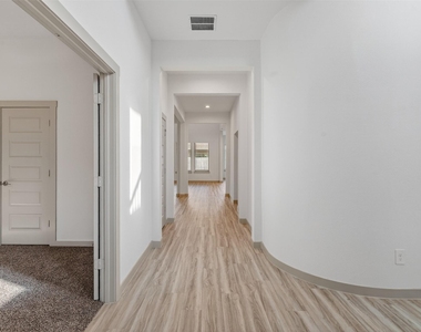 818 Kingwood Drive - Photo Thumbnail 4