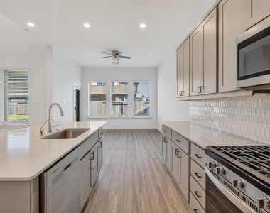 818 Kingwood Drive - Photo Thumbnail 16