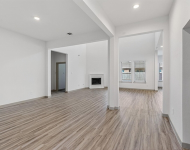 818 Kingwood Drive - Photo Thumbnail 7
