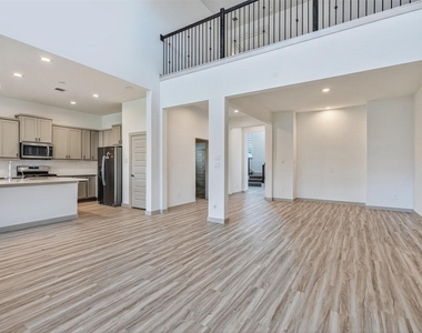 818 Kingwood Drive - Photo Thumbnail 14