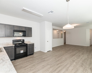8526 Middleton Oaks Circle - Photo Thumbnail 5
