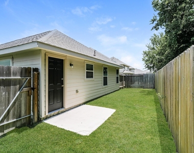 8526 Middleton Oaks Circle - Photo Thumbnail 3