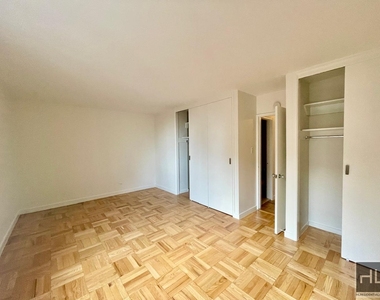 East 79th Street - Photo Thumbnail 5
