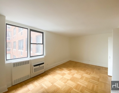 East 79th Street - Photo Thumbnail 4