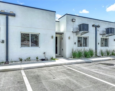 326 S Grosse Avenue - Photo Thumbnail 1