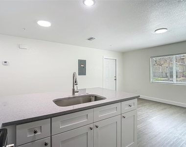 326 S Grosse Avenue - Photo Thumbnail 17