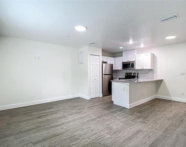 326 S Grosse Avenue - Photo Thumbnail 9