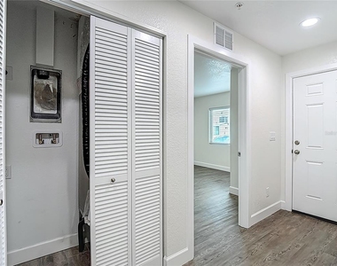 326 S Grosse Avenue - Photo Thumbnail 4