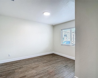 326 S Grosse Avenue - Photo Thumbnail 11